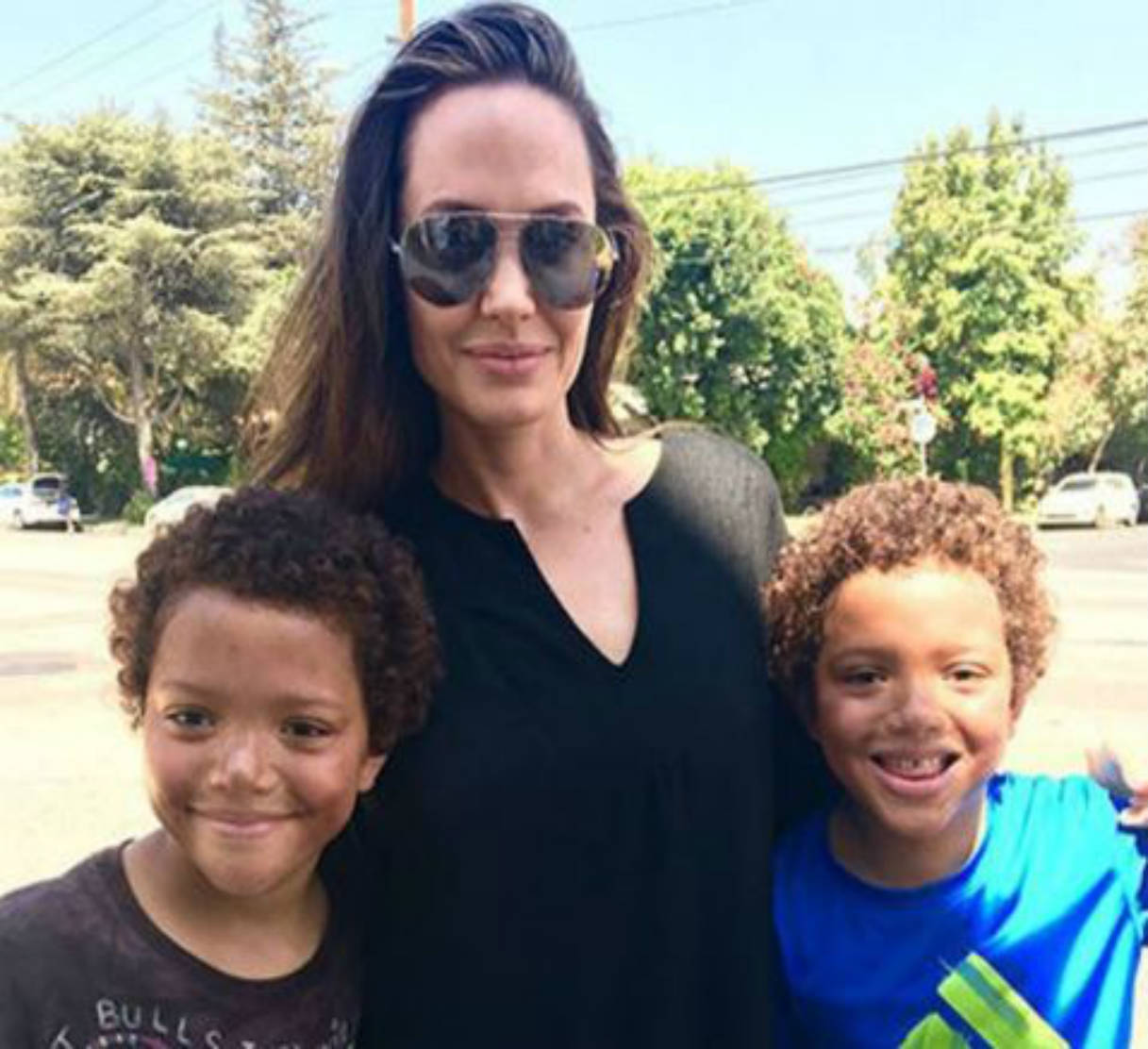 Angelina Jolie con los gemelos (Twitter)