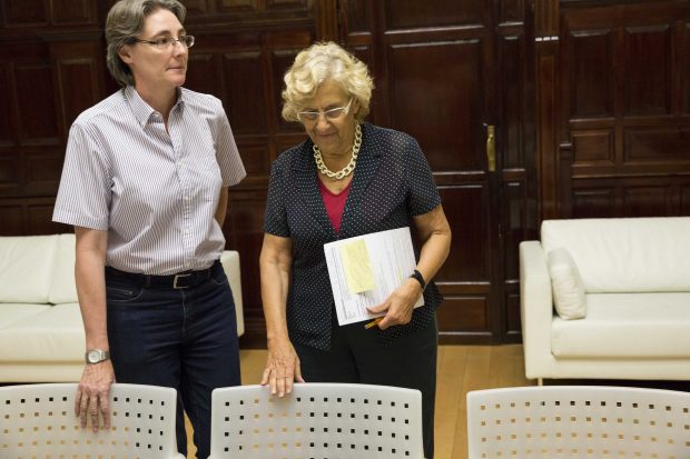 Marta Higueras, teniente alcalde y presidenta de la EMVS junto a Manuela Carmena. (Foto: Madrid)