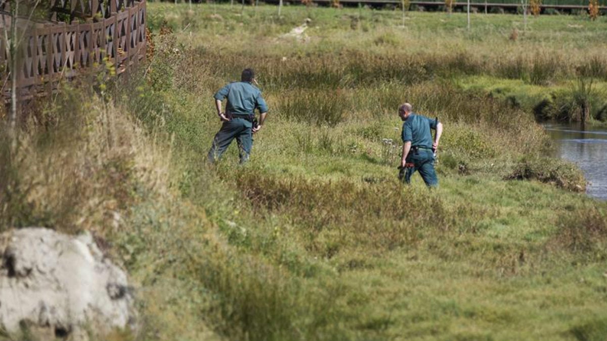 Agentes de la Guardia Civil realizan labores de búsqueda de la joven desaparecida. EFE