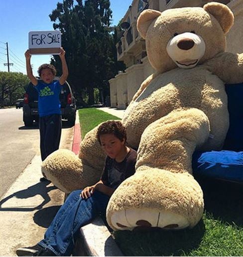 Allen y Brandon con su oso