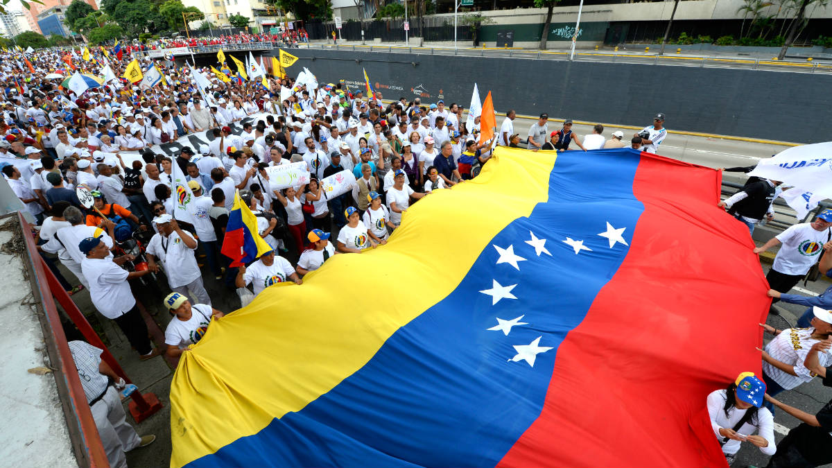 Manifestación en las calles de Caracas para exigir el revocatorio a Maduro (Foto: AFP).