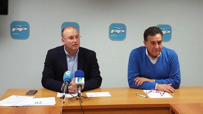 A la izquierda, Miguel Tellado, secretario general del PP de Galicia.