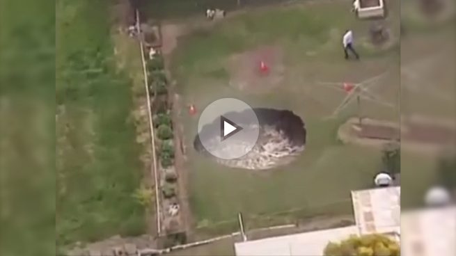 Gigantesco e inexplicable agujero aparece en un patio trasero