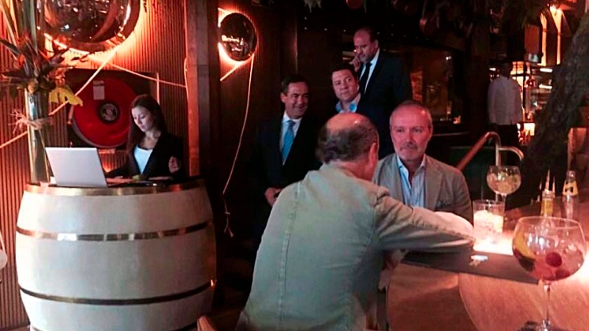 José Bono y García-Page en el restaurante donde tuvo lugar la comida. (Foto: ESdiario.com)