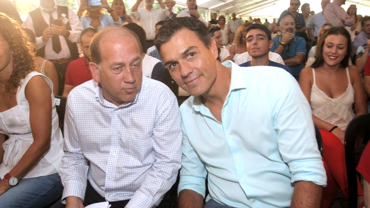 Sánchez junto al candidato socialista a la Xunta Xoaquín Fernández Leiceaga (Foto: Efe).