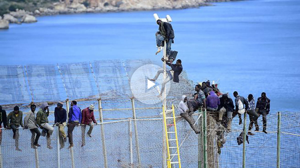 un grupo de inmigrantes subsaharianos intentan saltar la valla que les separa de Europa. (foto: Getty(