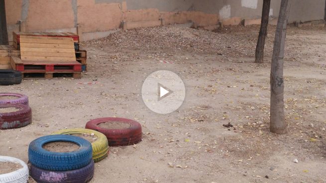 Así es el nuevo parque infantil de Carmena en Vallecas: ruedas viejas y palés con astillas y clavos