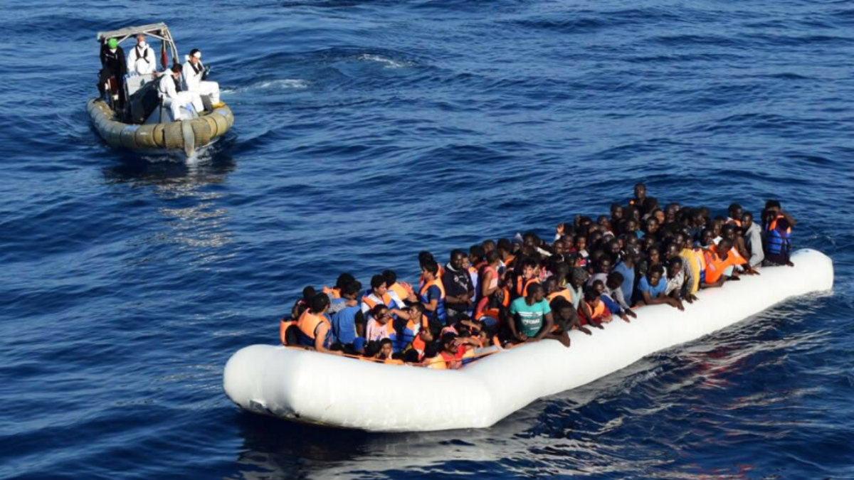Miembros de la Marina Militar italiana se acercan a los inmigrantes a los que querían rescatar este lunes. (Marina Italiana)