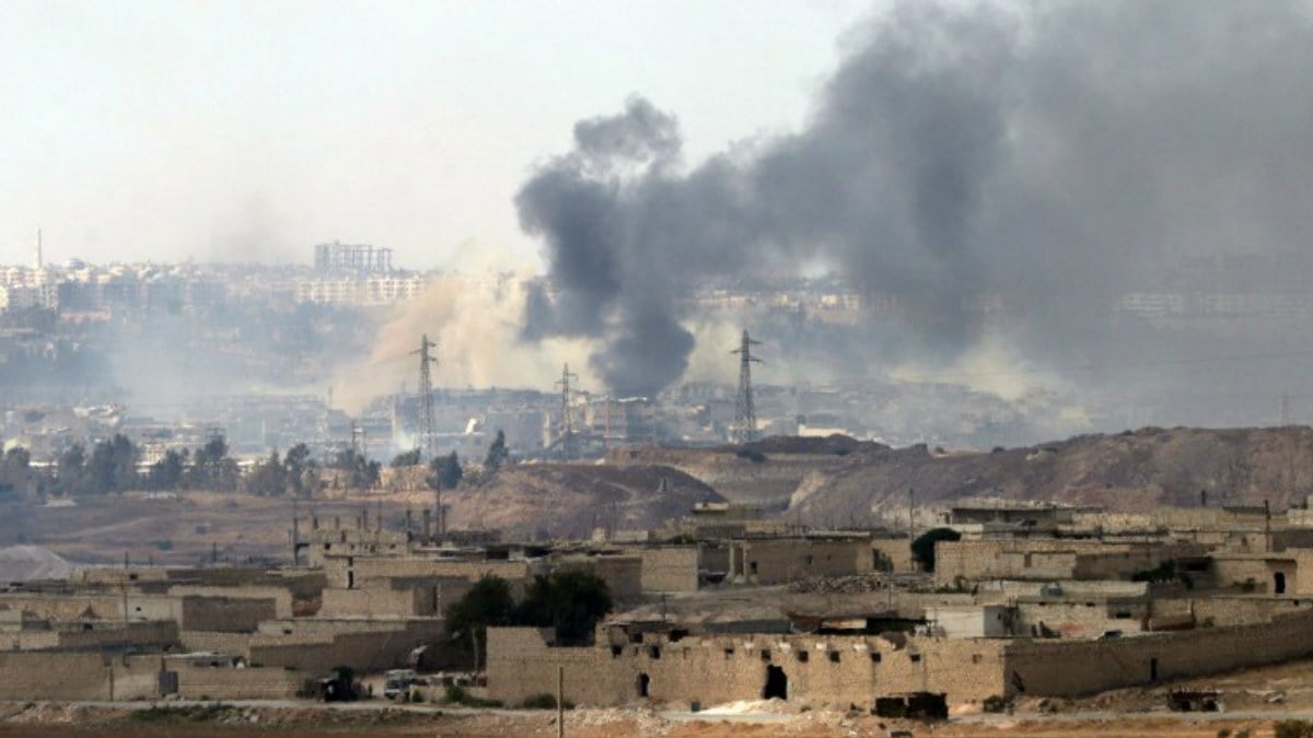 Una columna de humo se levanta en el lugar donde ha estallado una de la muchas bombas. (AFP)