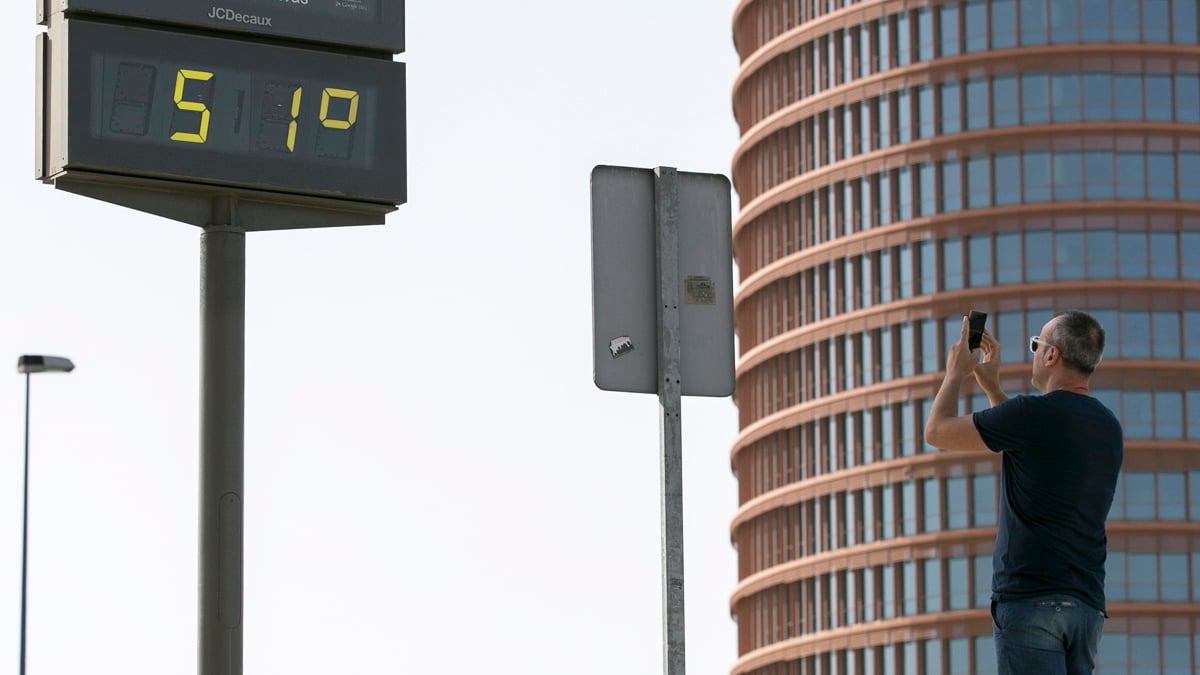 Un termómetro público marca 51 grados (Foto: Efe).