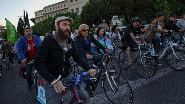 La alcaldesa Carmena en campaña electoral sin casco en bicicleta por Madrid. (Foto: GETTY)