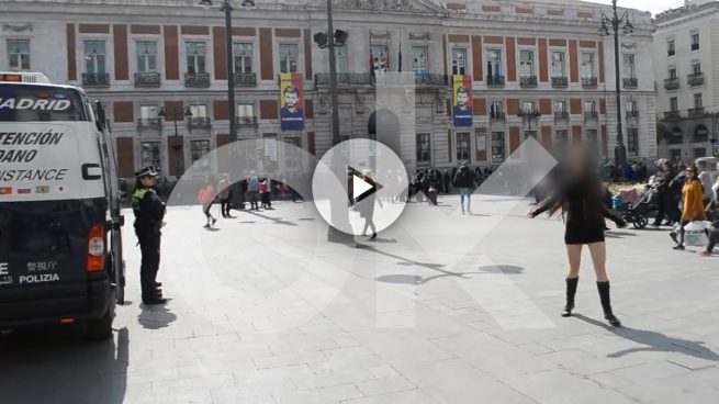 Ucraniana contratada por 'Torbe' bailando delante de la policía en la Puerta del Sol de Madrid.