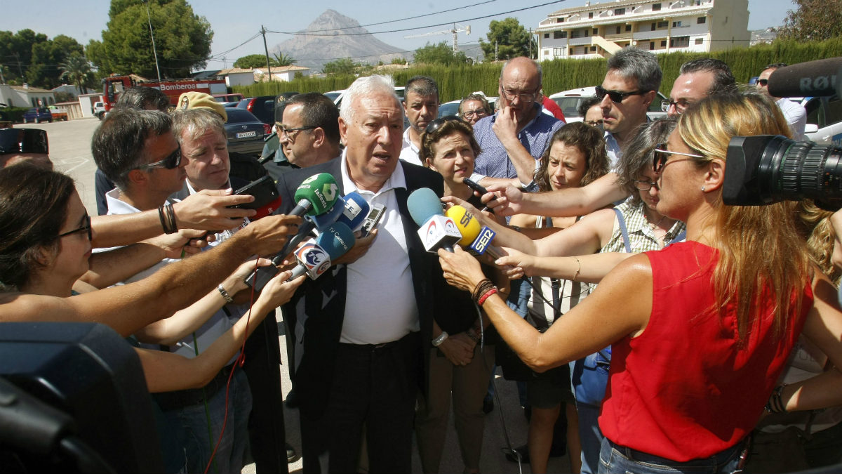 José Manuel García-Margallo atiende a los medios de comunicación en Jávea (Alicante): (Foto: EFE)