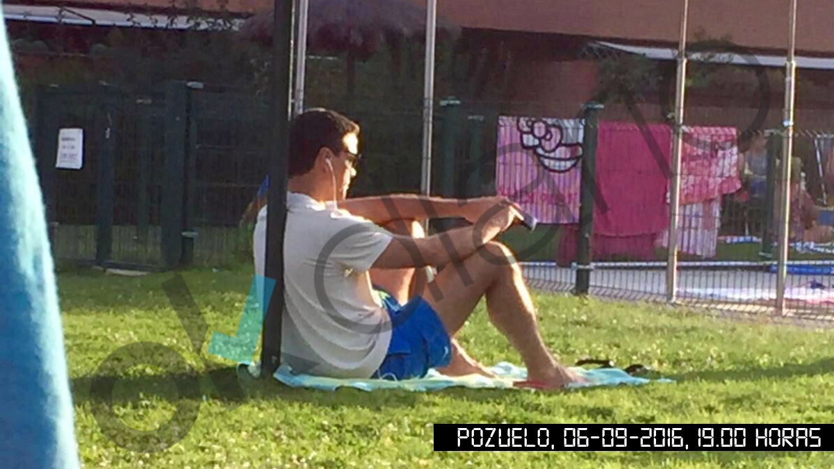 Pedro Sánchez, en la piscina de su casa en Pozuelo. (OKD)