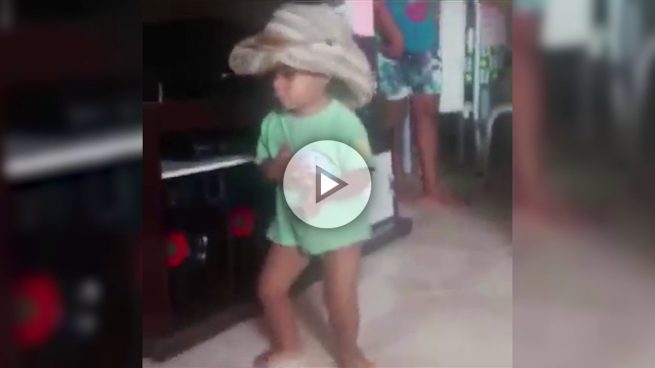 El baile latino de este niño te dejará embelesado