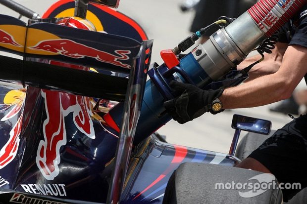 f1-chinese-gp-2009-mark-webber-red-bull-racing-practice-refueling