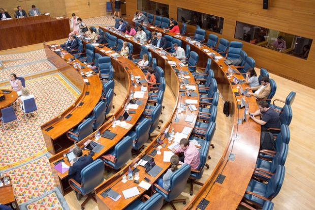 La bancada compartida entre los grupos del PSOE y Podemos en la Asamblea de Madrid