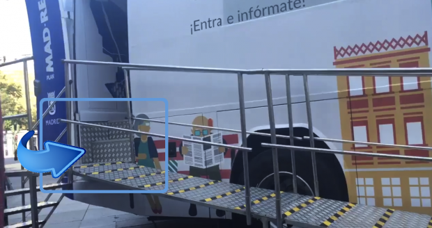 Escaleras del autobús de Manuela Carmena. (Foto: TW)