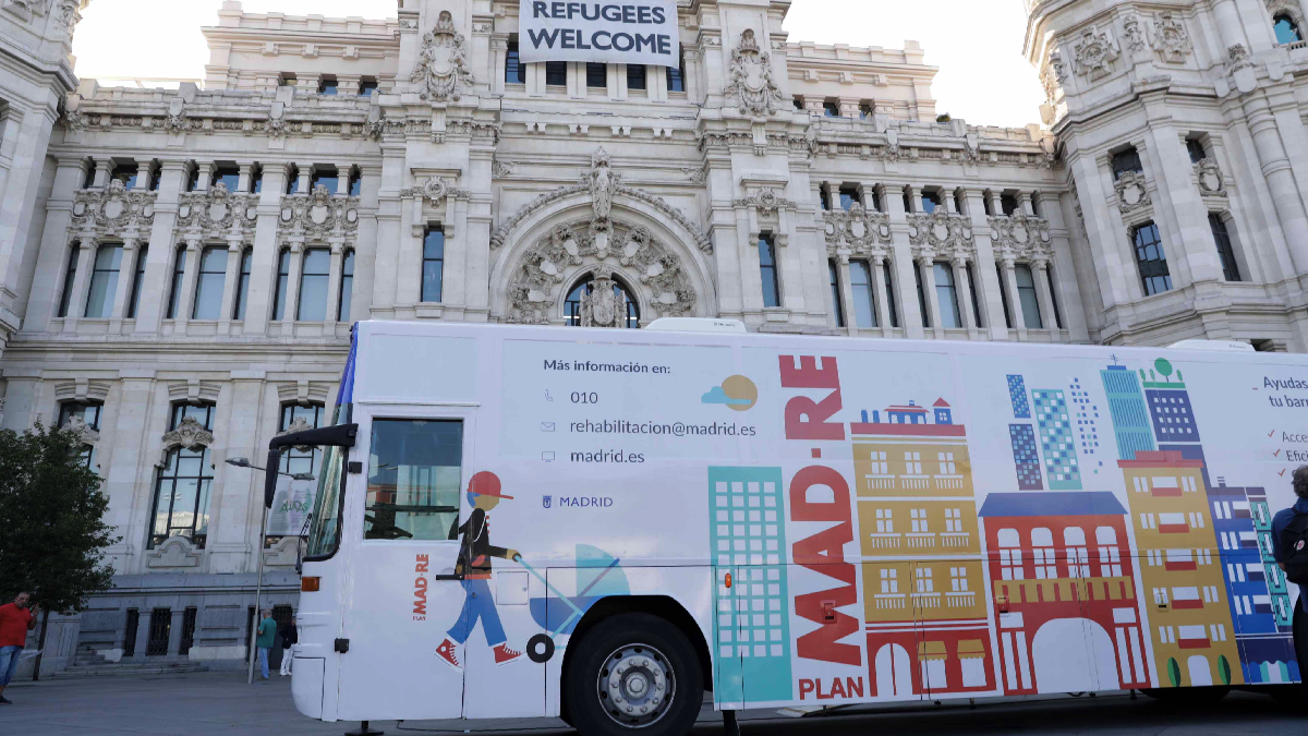 Autobús-oficina de del Ayuntamiento que no cumple con los principios de accesibilidad. (Foto: Madrid)