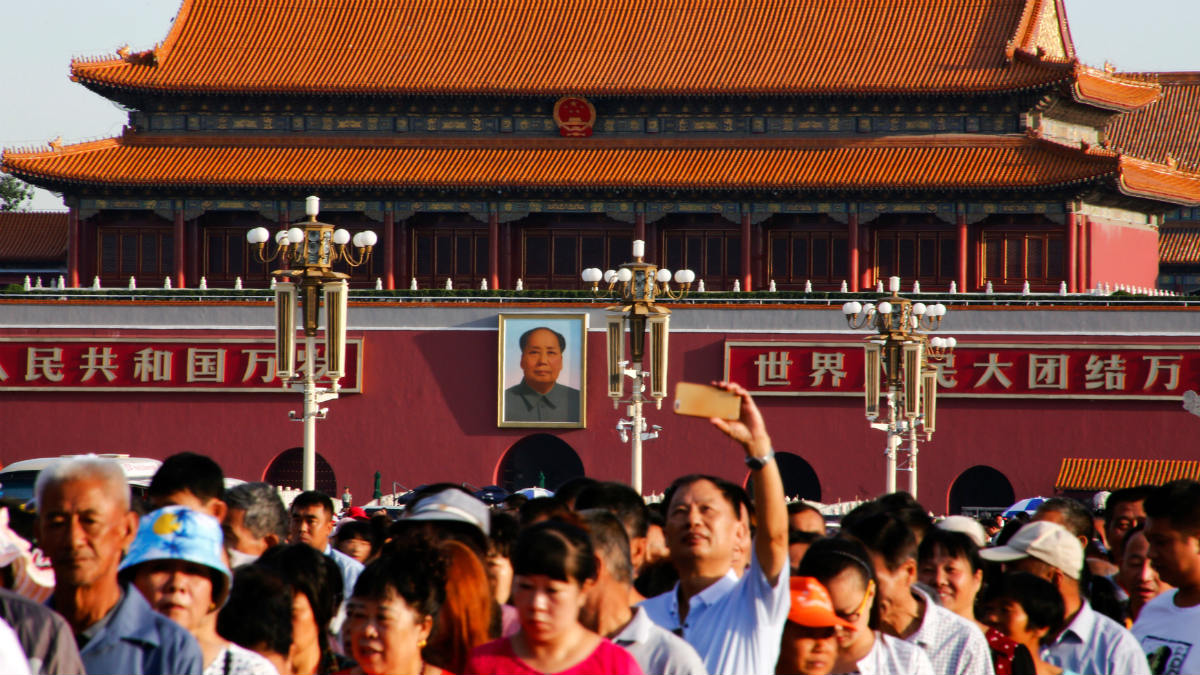 Colas de horas en la plaza roja de Pekín, a la espera de poder homenajear a Mao Zedong a los 40 años de su muerte. (Reuters)