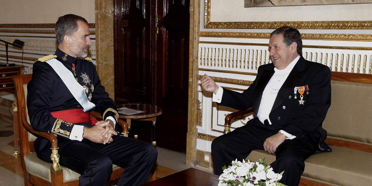 El embajador de Argentina en España, Federico Ramón Puerta, con el Rey Felipe VI. (Foto: EFE)