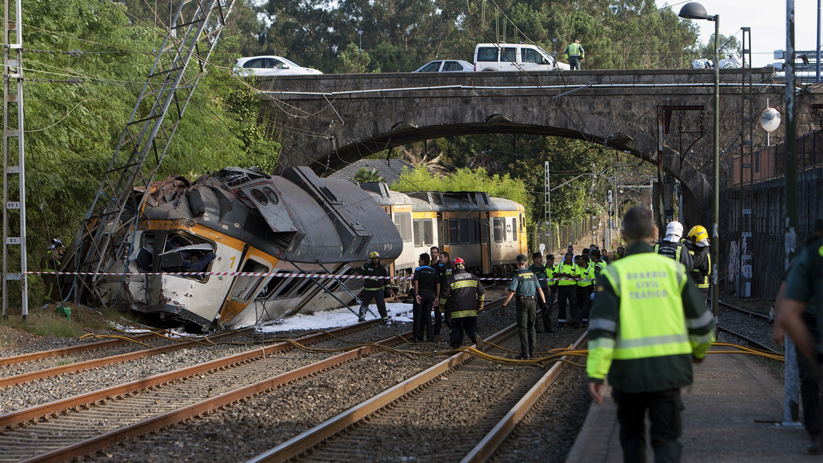 Así ha quedado el tren accidentado en Porriño. (Foto: EFE)