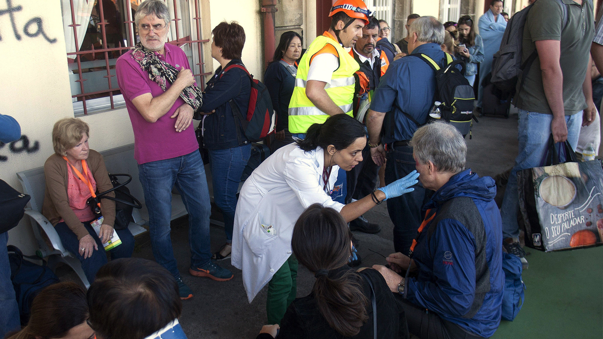 Los heridos de menor gravedad han sido atendidos en los andenes y la cafetería de la estación. (Foto: EFE)