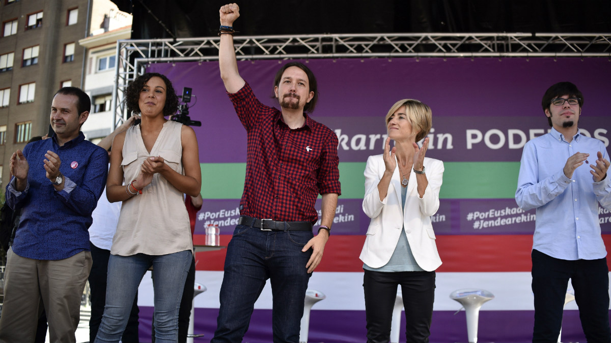 Pablo Iglesias, en un acto electoral en Barakaldo, junto a Pili Zabala. (EFE)