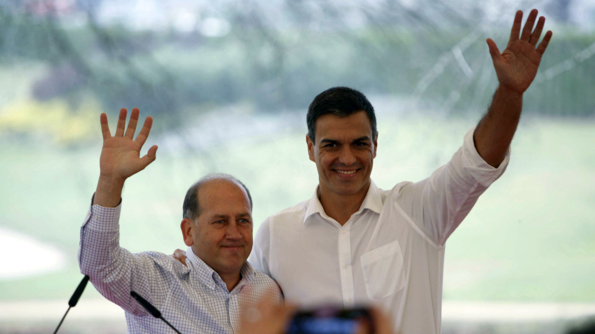 Pedro Sánchez, junto al candidato gallego del PSOE, Xoaquin Fernández Leiceaga. (EFE)