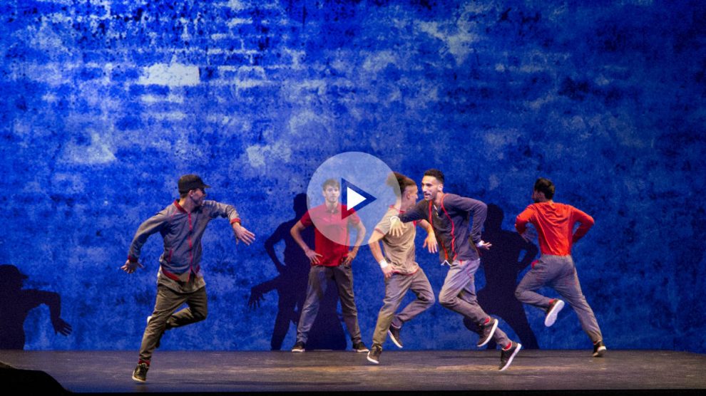 Los bailarines de ‘Flying Steps’ realizan impresionantes pasos de breakdance a ritmo del compositor clásico Bach en ‘Red Bull Flying Bach». (PATRICIA NIETO)
