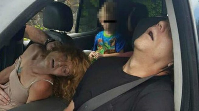 Un policía americano fotografía la cara de un niño de 4 años ante la sobredosis de su madre