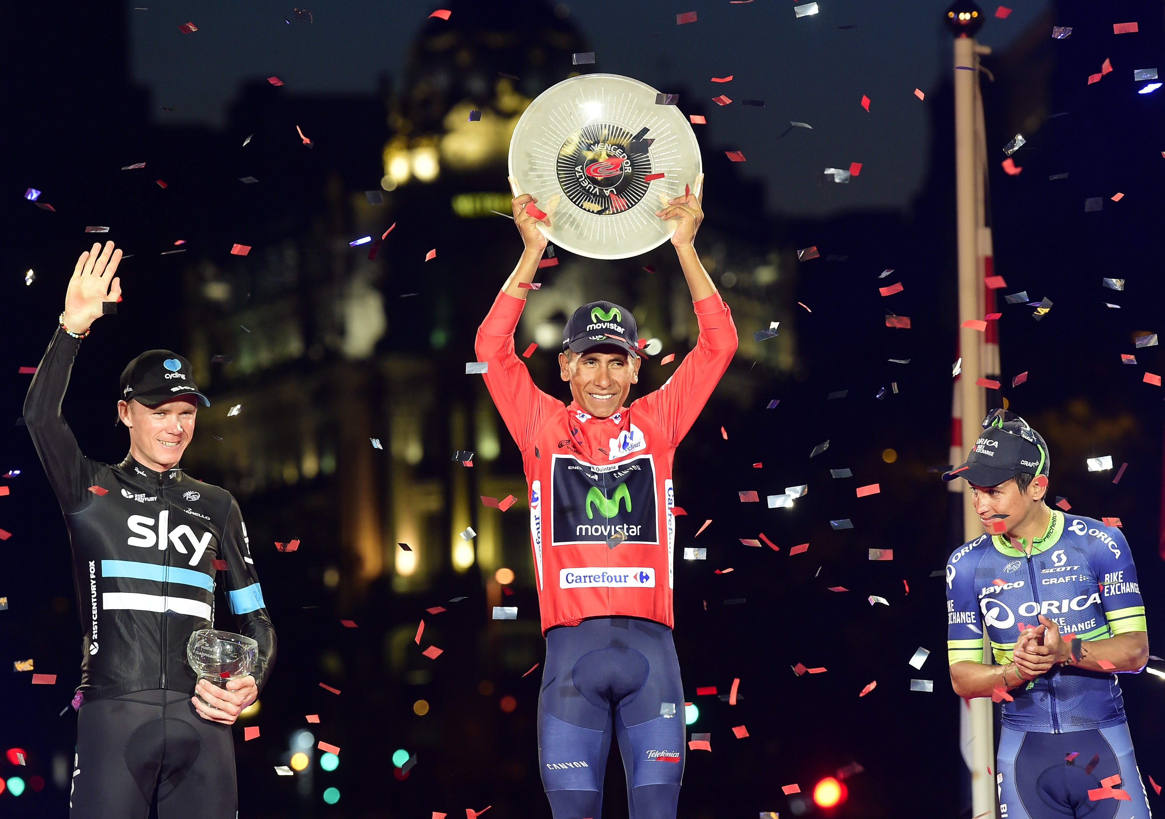 Nairo Quintana levanta el título de campeón de la Vuelta a España. (AFP)