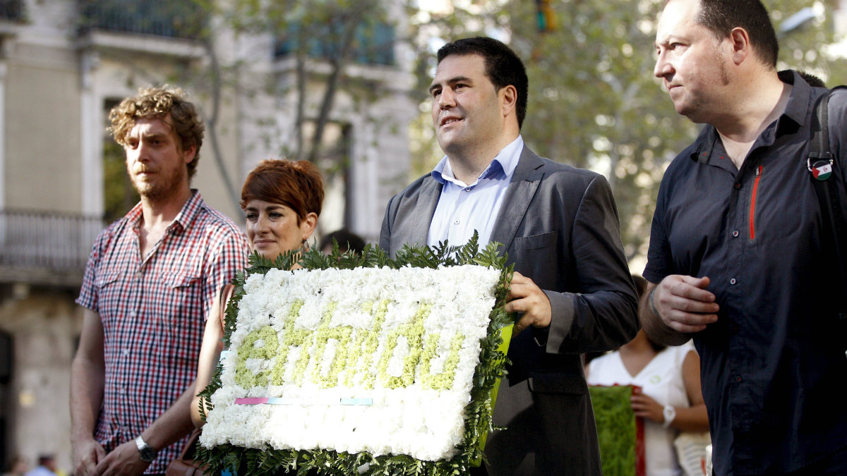 Los dirigentes de EH Bildu Maiorga Ramírez, Barkatxo Ruiz, Jon Iñárritu y Pernando Barrena, en la ofrenda floral de la Diada de Cataluña. (EFE)