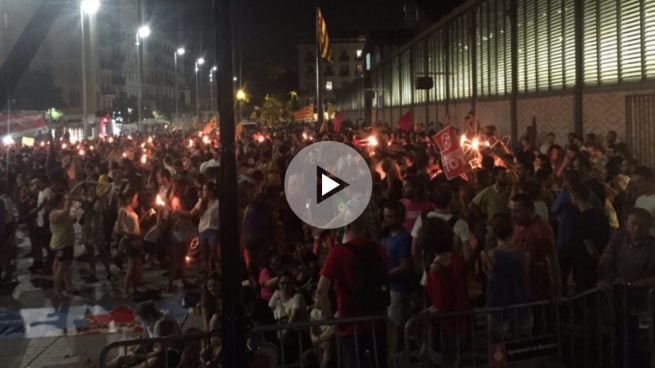 Queman fotos del Rey y páginas de la Constitución en la manifestación de la Diada