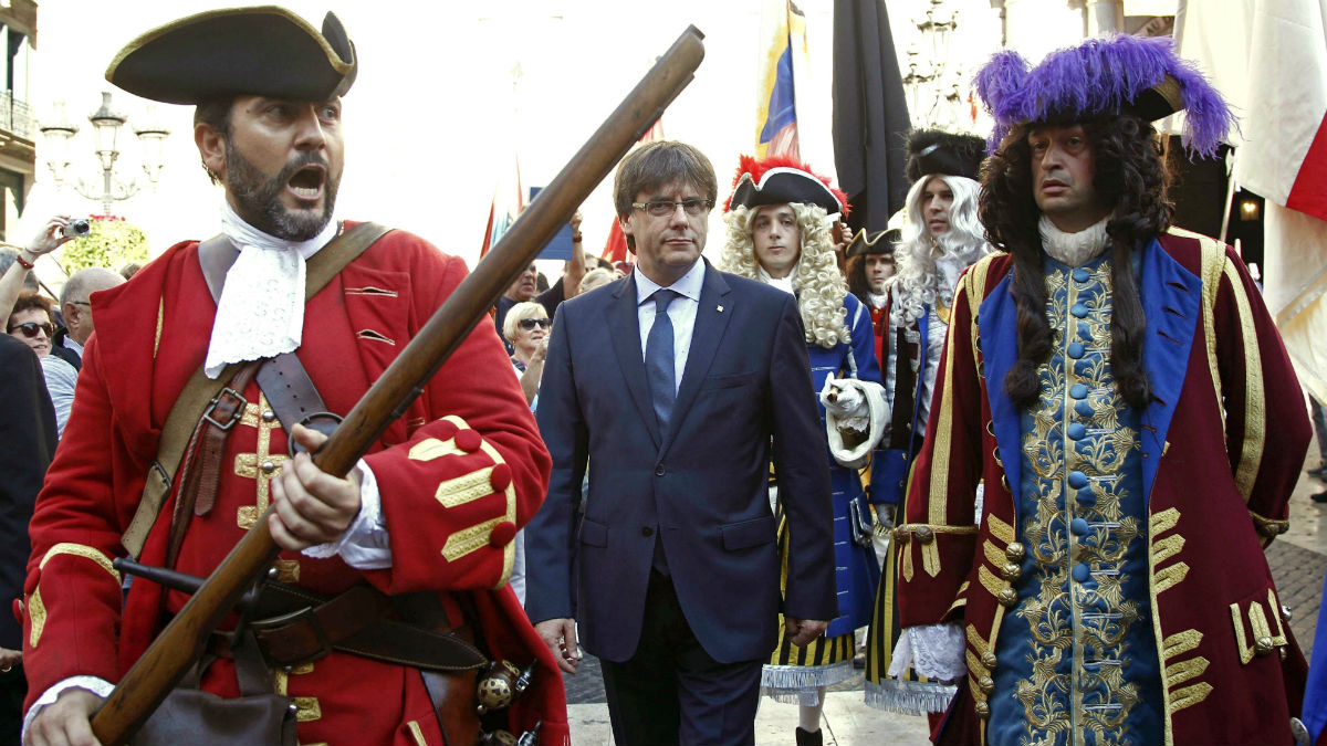Carles Puigdemont, con los Miquelets, durante la Diada. (EFE)