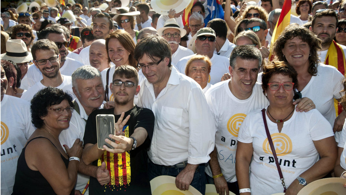 El presidente Puigdemont en Salt (Gerona), durante la marcha independentista. (EFE)