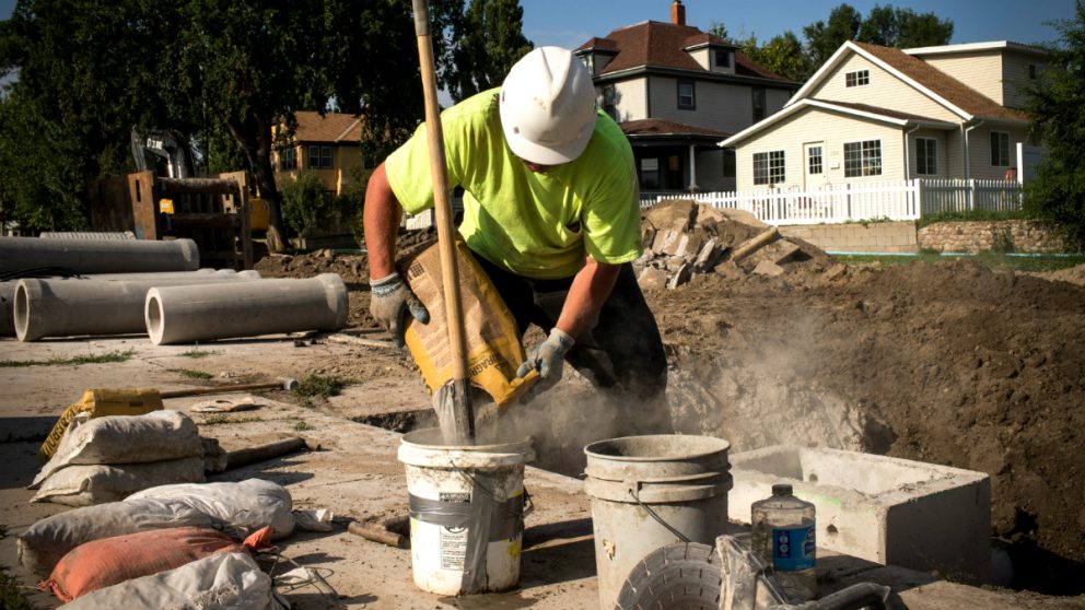 Un obrero mezcla cemento con agua (Foto: GETTY).