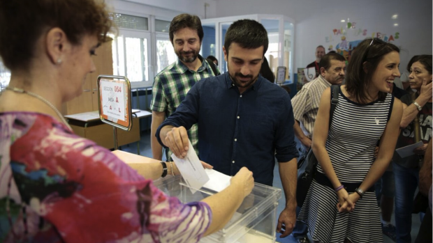 Ramón Espinar votando junto a Rafa Mayoral e Irene Montero. (Foto: TW)