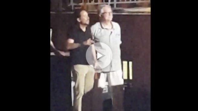 Iglesias bailó mini en mano en el concierto de Los Chikos del Maíz con Monereo y Espinar