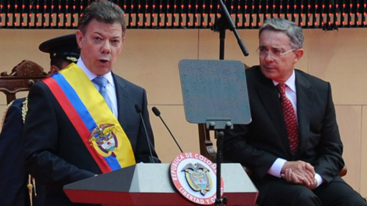 Juan Manuel Santos, en su toma de posesión como presidente, el 7 de agosto de 2010, con Uribe al fondo.