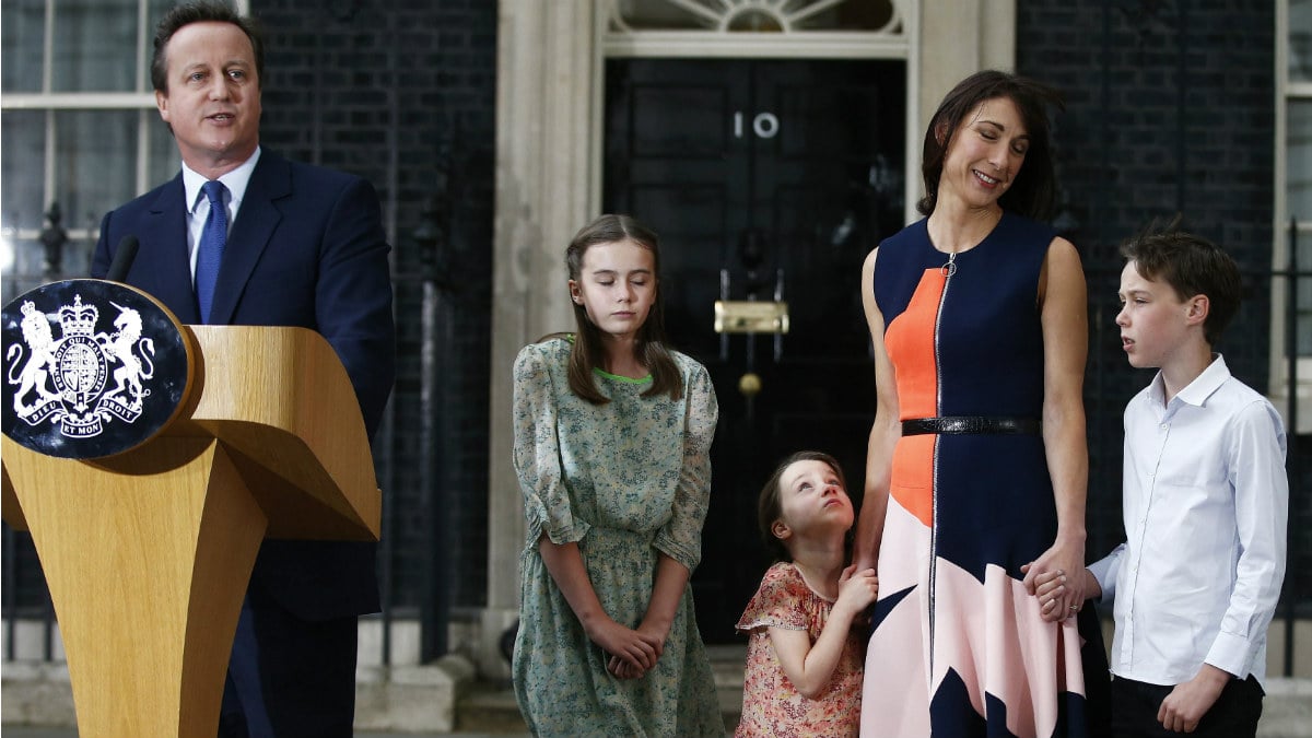 David Cameron y su familia, el día que abandonó el 10 de Downing Street. (Reuters)