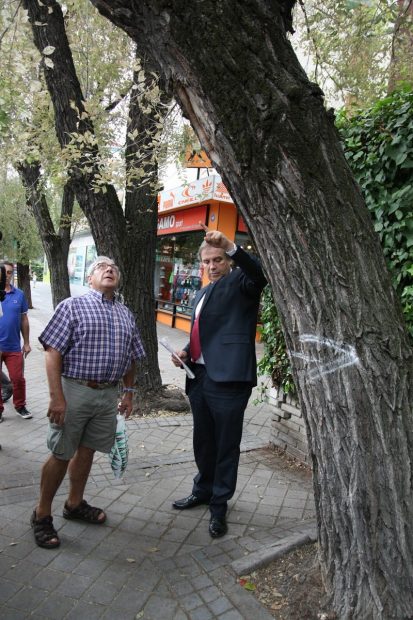 El concejal Carmona junto a un vecino de Aluche. (Foto: TW)