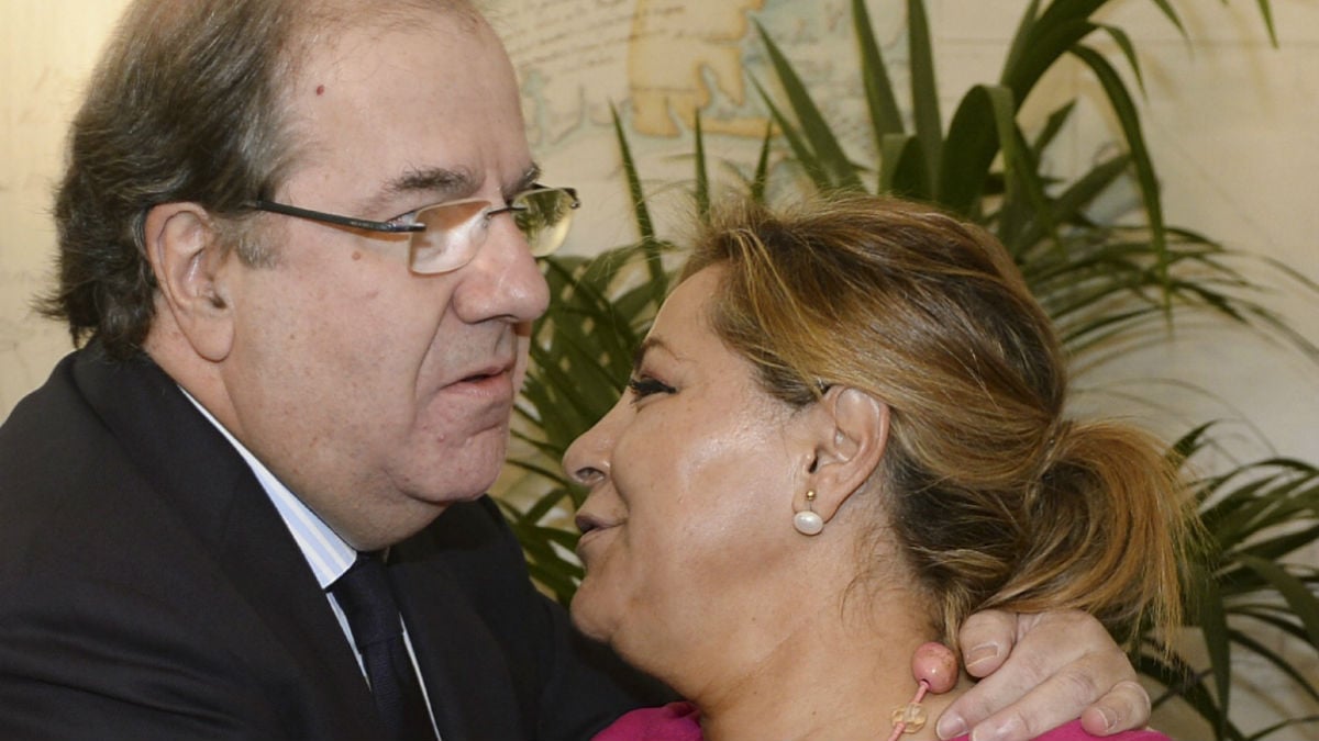 El presidente de la Junta de Castilla y León, Juan Vicente Herrera, saluda a Rosa Valdeón, durante la toma de posesión de los nuevos cargos regionales, tras la dimisión de ésta última como vicepresidenta. (Foto EFE)