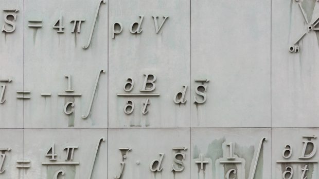 Detalle de una fórmula matemática en la pared de un edificio de Varsovia (Foto: GETTY/ISTOCK).