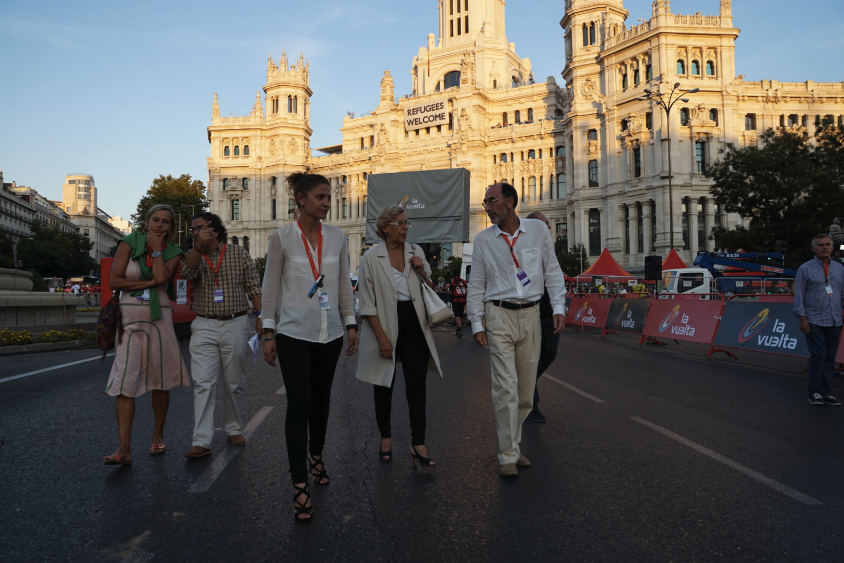 La alcaldesa Carmena visitando la plaza de Cibeles. (Foto: Madrid)