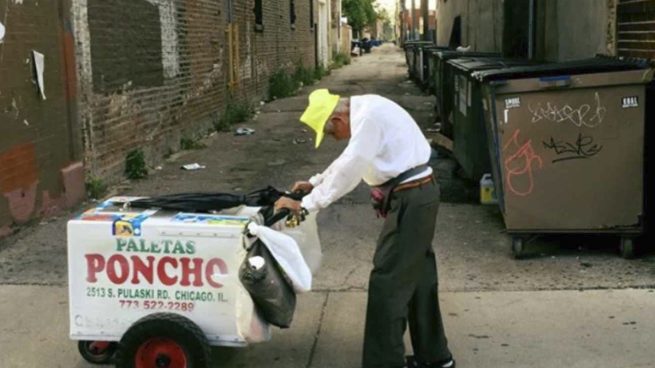 La emocionante historia de este anciano con el carrito de helados