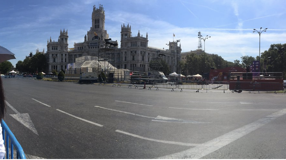 Plaza de Cibeles con los andamios en la fuente de Cibeles. (Foto: TW)