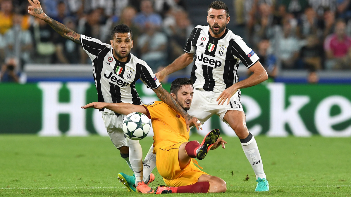 Sarabia lucha un balón durante el Juventus – Sevilla