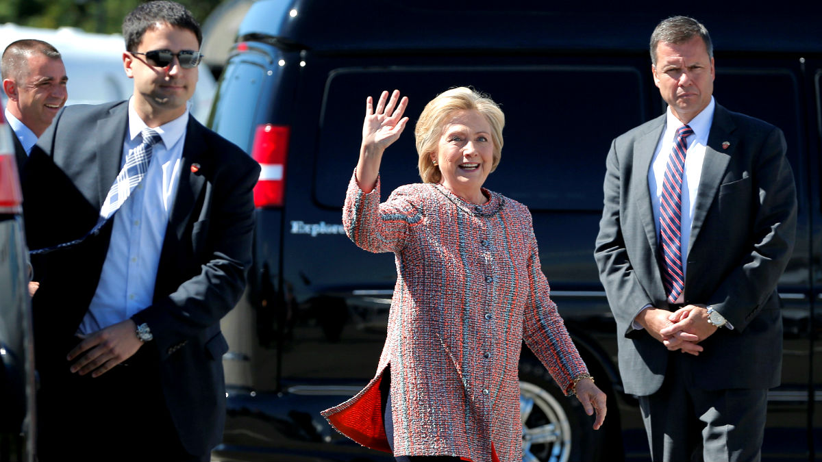 Hillary Clinton saluda tras volver a la campaña electoral (Foto: Reuters).