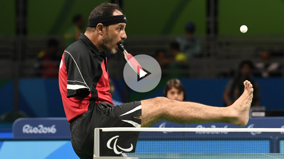 El egipcio Ibrahim Hamadtou jugando al tenis de mesa durante los Juegos Paralímpicos Río 2016. (AFP)